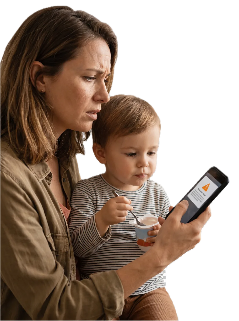 Una mamma e il suo bambino ricevono sul telefono un avviso CiboSicuro sul richiamo di uno yogurt, prima di mangiarlo
